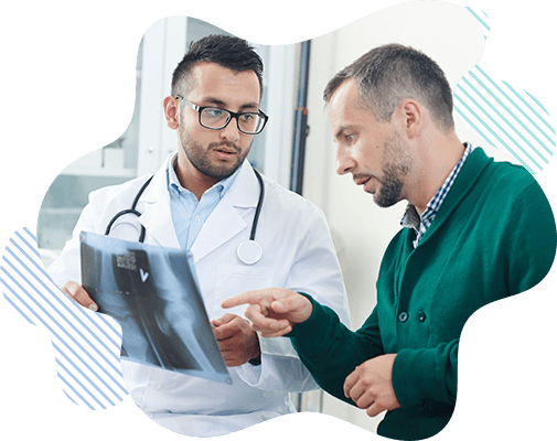 Profesional médico revisando información clínica